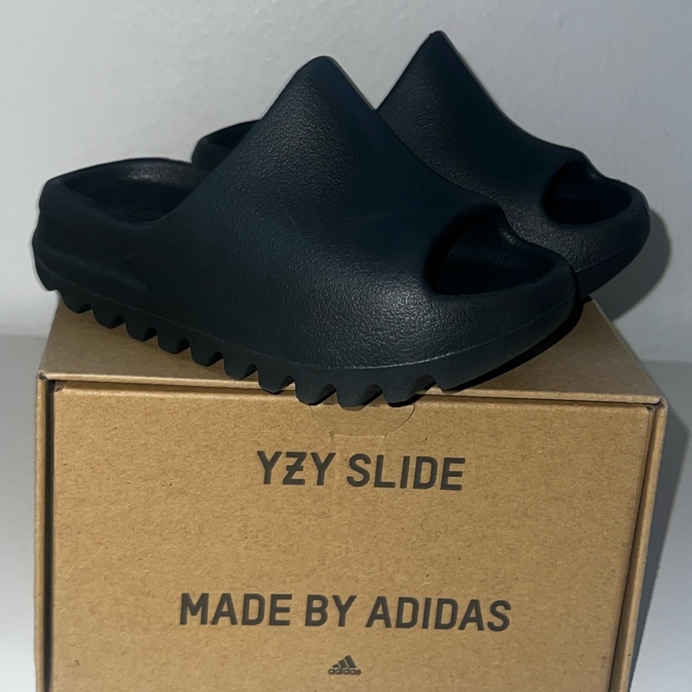 Toddler Yeezy slide — sz 9 & 10